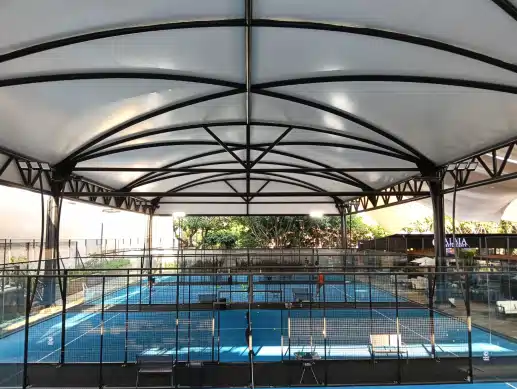 Velaria instalada sobre cancha deportiva