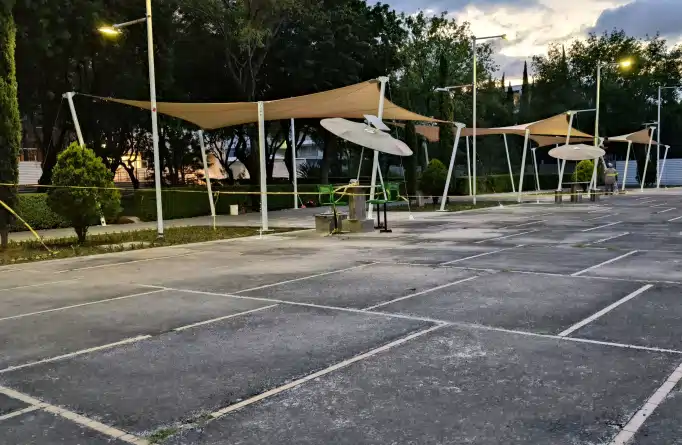 Velaria instalada en plaza comercial