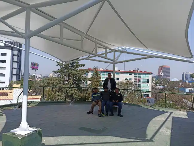 Velaria instalada en una terraza residencial y comercial