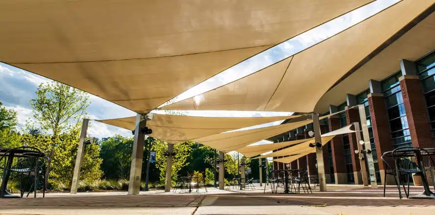 Plaza abierta y sin velaria, lista para instalación